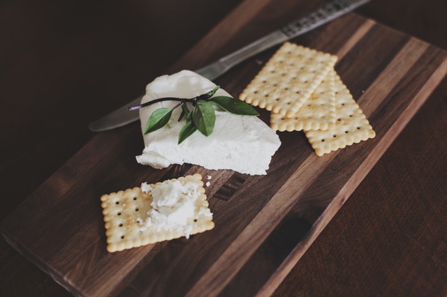 cheese-and-crackers_pexels